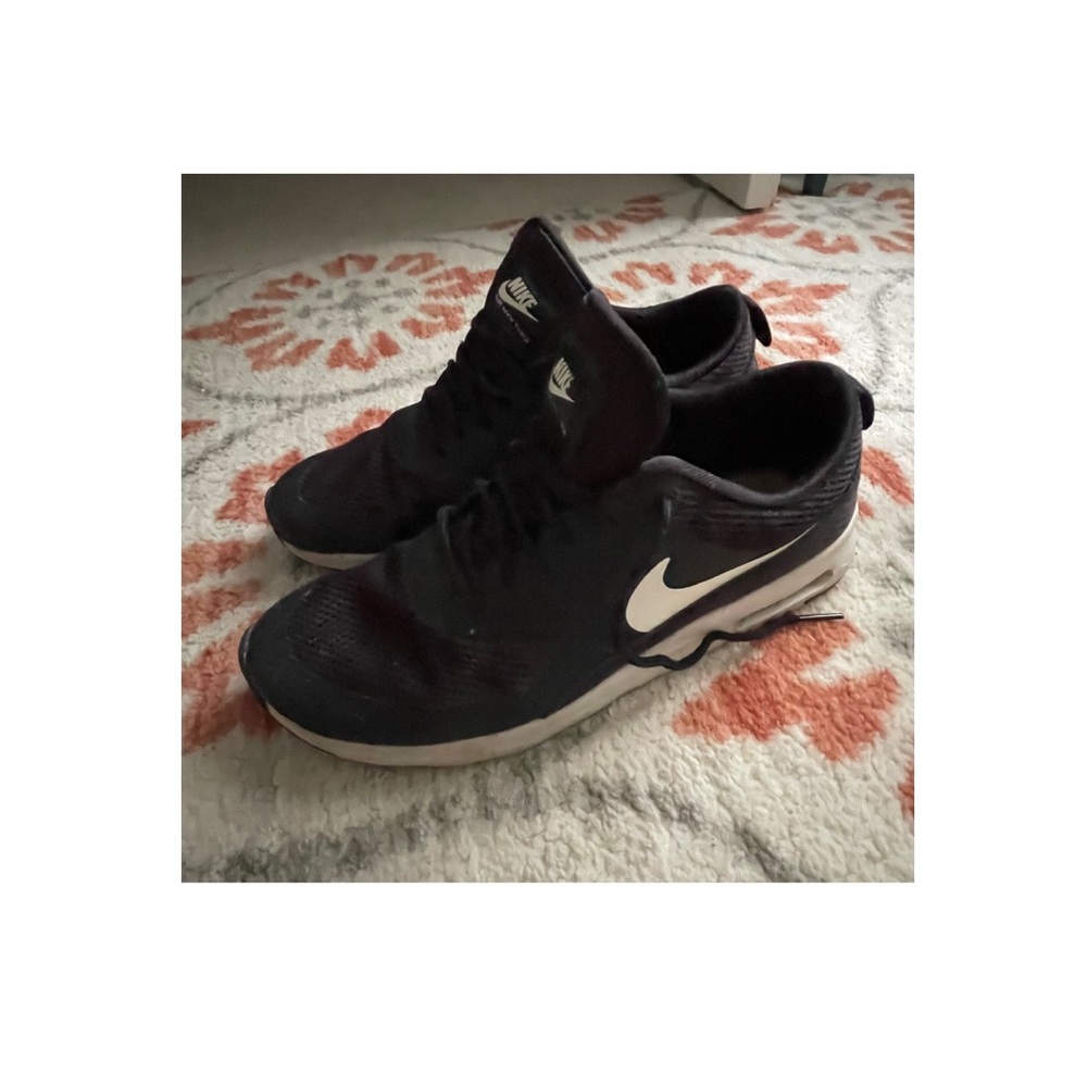 Black Nike Shoes